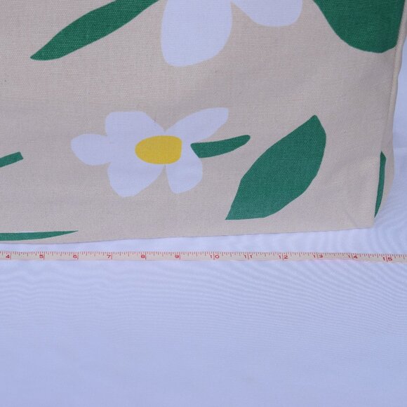 MARC JACOBS Daisy Tote with Cosmetic Pouch in Cream Flowery Pattern - Picture 5 of 5